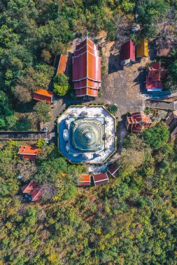 Wat Phutthabat Tak Pha tapınağı Lamphun, Tayland, Güney Doğu Asya 'daki dağın tepesinde.