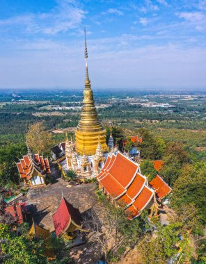 Wat Phutthabat Tak Pha tapınağı Lamphun, Tayland, Güney Doğu Asya 'daki dağın tepesinde.