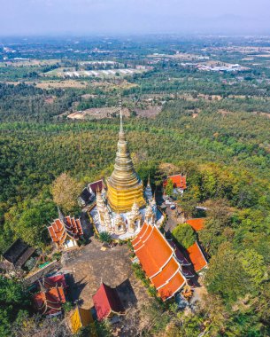 Wat Phutthabat Tak Pha tapınağı Lamphun, Tayland, Güney Doğu Asya 'daki dağın tepesinde.