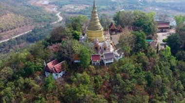 Wat Phutthabat Tak Pha tapınağı Lamphun, Tayland, Güney Doğu Asya 'daki dağın tepesinde.