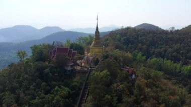 Wat Phutthabat Tak Pha tapınağı Lamphun, Tayland, Güney Doğu Asya 'daki dağın tepesinde.