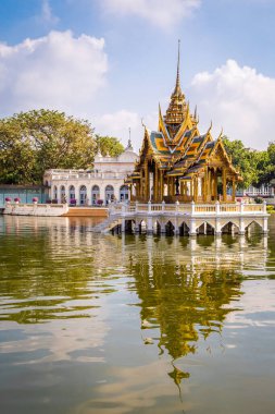 Bang Pa In Kraliyet Sarayı, daha önce Tayland kralları tarafından kullanılan bir saray kompleksi. İlçede Bang Pa 'daki Chao Phraya Nehri' nin yanında yer alır, Phra Nakhon Si Ayutthaya.