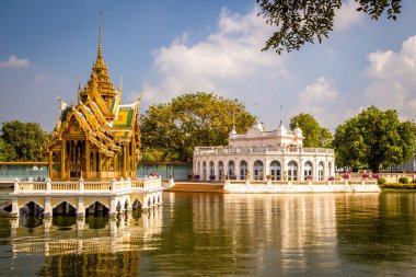 Bang Pa In Kraliyet Sarayı, daha önce Tayland kralları tarafından kullanılan bir saray kompleksi. İlçede Bang Pa 'daki Chao Phraya Nehri' nin yanında yer alır, Phra Nakhon Si Ayutthaya.