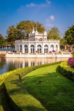 Bang Pa In Kraliyet Sarayı, daha önce Tayland kralları tarafından kullanılan bir saray kompleksi. İlçede Bang Pa 'daki Chao Phraya Nehri' nin yanında yer alır, Phra Nakhon Si Ayutthaya.
