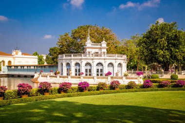 Bang Pa In Kraliyet Sarayı, daha önce Tayland kralları tarafından kullanılan bir saray kompleksi. İlçede Bang Pa 'daki Chao Phraya Nehri' nin yanında yer alır, Phra Nakhon Si Ayutthaya.