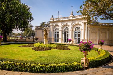 Bang Pa In Kraliyet Sarayı, daha önce Tayland kralları tarafından kullanılan bir saray kompleksi. İlçede Bang Pa 'daki Chao Phraya Nehri' nin yanında yer alır, Phra Nakhon Si Ayutthaya.