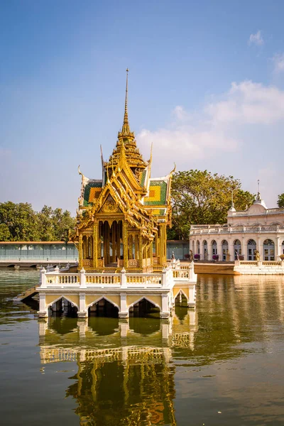 Bang Pa In Kraliyet Sarayı, daha önce Tayland kralları tarafından kullanılan bir saray kompleksi. İlçede Bang Pa 'daki Chao Phraya Nehri' nin yanında yer alır, Phra Nakhon Si Ayutthaya.