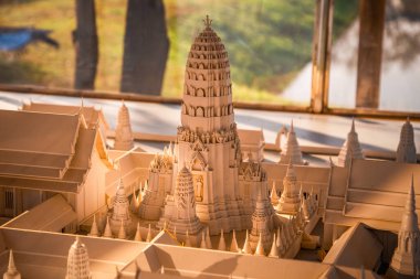 Harici duvarlara oyulmuş Buda resimleri ve çeşitli süslemelerle harap olmuş dini mekan.