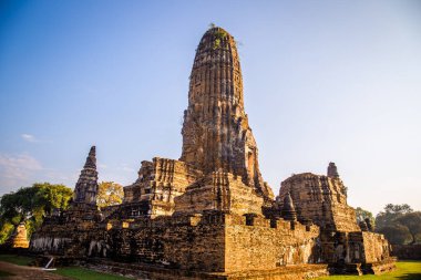 Harici duvarlara oyulmuş Buda resimleri ve çeşitli süslemelerle harap olmuş dini mekan.