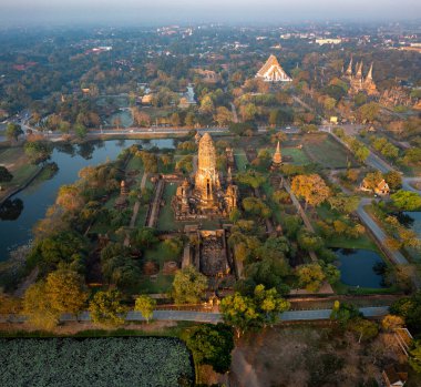 Harici duvarlara oyulmuş Buda resimleri ve çeşitli süslemelerle harap olmuş dini mekan.