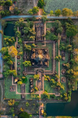 Harici duvarlara oyulmuş Buda resimleri ve çeşitli süslemelerle harap olmuş dini mekan.