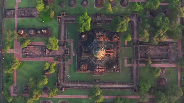 Crumbling Local Religioso Com Imagens Buda Esculpidas Nas Paredes Externas — Vídeo de Stock