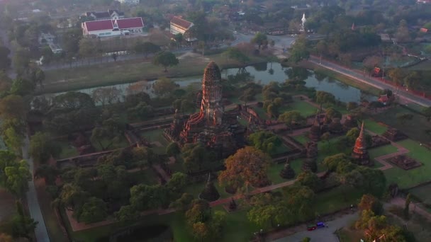 Crumbling Local Religioso Com Imagens Buda Esculpidas Nas Paredes Externas — Vídeo de Stock