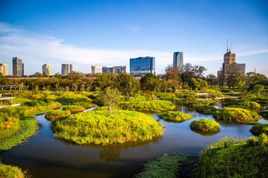 Benjakitti Parkı ya da Benjakitti Parkı, Bangkok 'un orta kesimindeki Khlong Toei İlçesi' nde, Queen Sirikit Ulusal Kongre Merkezi 'nin yanında yer alan bir parktır. Kraliçe Sirikit National 'a yakındır.