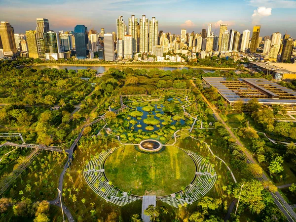 本雅基蒂公园或本雅基蒂公园是曼谷中部Khlong Toei区的一个公园 毗邻诗丽吉王后国家会议中心 它与诗丽吉王后国家号非常接近 — 图库照片