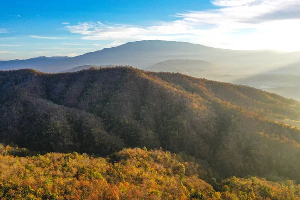 Gün doğumunda Mae Chaem, Doi Inthanon Ulusal Parkı, Chiang Mai, Tayland, Güney Doğu Asya 'da sis varken Ban Bon Na Viewpoint