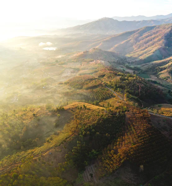 Gün doğumunda Mae Chaem, Doi Inthanon Ulusal Parkı, Chiang Mai, Tayland, Güney Doğu Asya 'da sis varken Ban Bon Na Viewpoint