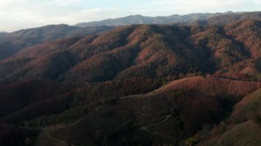 Gün doğumunda Mae Chaem, Doi Inthanon Ulusal Parkı, Chiang Mai, Tayland, Güney Doğu Asya 'da sis varken Ban Bon Na Viewpoint