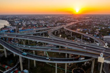 Endüstriyel Çevre Yolu Köprüsü olarak da bilinen Bhumibol Köprüsü, Güney Bangkok 'u Samut Prakan Eyaletine bağlayan 13 km uzunluğundaki Sanayi Çevre Yolu' nun bir parçasıdır.