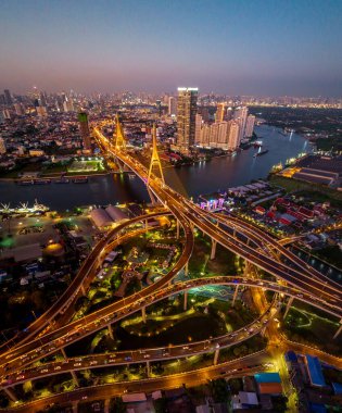 Endüstriyel Çevre Yolu Köprüsü olarak da bilinen Bhumibol Köprüsü, Güney Bangkok 'u Samut Prakan Eyaletine bağlayan 13 km uzunluğundaki Sanayi Çevre Yolu' nun bir parçasıdır.