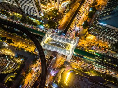 Sathorn 'daki yaya hava yürüyüşü Chong Nonsi Köprüsü, iş bölgesi, Bangkok, Tayland