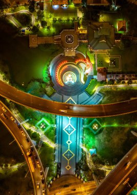 Endüstriyel Çevre Yolu Köprüsü olarak da bilinen Bhumibol Köprüsü, Güney Bangkok 'u Samut Prakan Eyaletine bağlayan 13 km uzunluğundaki Sanayi Çevre Yolu' nun bir parçasıdır.