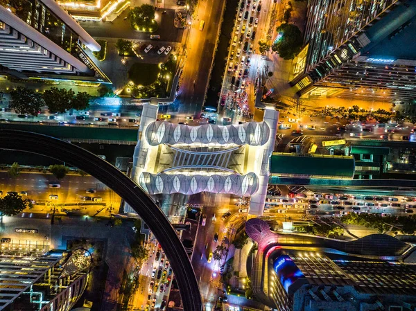 Sathorn 'daki yaya hava yürüyüşü Chong Nonsi Köprüsü, iş bölgesi, Bangkok, Tayland
