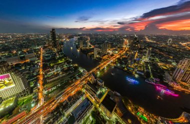 Saphan Taksin İstasyonu, Bangkok, Tayland 'da bulunan Bangkok ve Bang Rak ilçelerindeki Silom Line' da yer alan bir BTS hava tren istasyonudur. İstasyon, Taksin Köprüsü 'nün giriş rampasında, Sathon Yolu' nun altında,