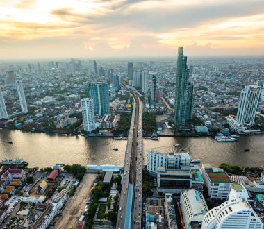 Saphan Taksin İstasyonu, Bangkok, Tayland 'da bulunan Bangkok ve Bang Rak ilçelerindeki Silom Line' da yer alan bir BTS hava tren istasyonudur. İstasyon, Taksin Köprüsü 'nün giriş rampasında, Sathon Yolu' nun altında,