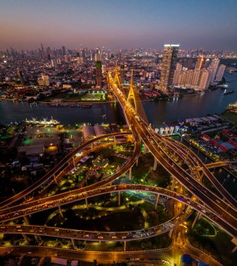 Endüstriyel Çevre Yolu Köprüsü olarak da bilinen Bhumibol Köprüsü, Güney Bangkok 'u Samut Prakan Eyaletine bağlayan 13 km uzunluğundaki Sanayi Çevre Yolu' nun bir parçasıdır.