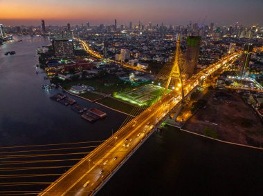 Endüstriyel Çevre Yolu Köprüsü olarak da bilinen Bhumibol Köprüsü, Güney Bangkok 'u Samut Prakan Eyaletine bağlayan 13 km uzunluğundaki Sanayi Çevre Yolu' nun bir parçasıdır.