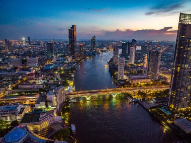 Saphan Taksin İstasyonu, Bangkok, Tayland 'da bulunan Bangkok ve Bang Rak ilçelerindeki Silom Line' da yer alan bir BTS hava tren istasyonudur. İstasyon, Taksin Köprüsü 'nün giriş rampasında, Sathon Yolu' nun altında,