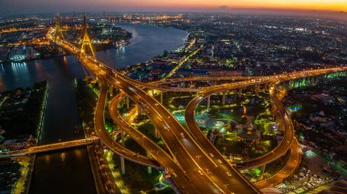 Endüstriyel Çevre Yolu Köprüsü olarak da bilinen Bhumibol Köprüsü, Güney Bangkok 'u Samut Prakan Eyaletine bağlayan 13 km uzunluğundaki Sanayi Çevre Yolu' nun bir parçasıdır.