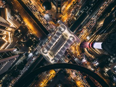 Sathorn 'daki yaya hava yürüyüşü Chong Nonsi Köprüsü, iş bölgesi, Bangkok, Tayland