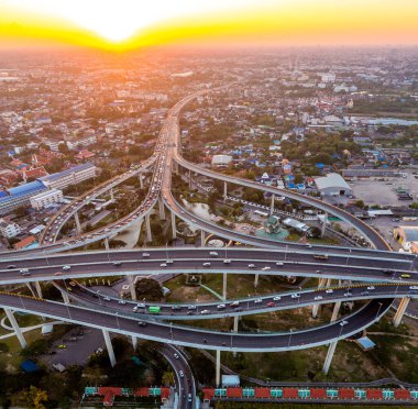 Endüstriyel Çevre Yolu Köprüsü olarak da bilinen Bhumibol Köprüsü, Güney Bangkok 'u Samut Prakan Eyaletine bağlayan 13 km uzunluğundaki Sanayi Çevre Yolu' nun bir parçasıdır.