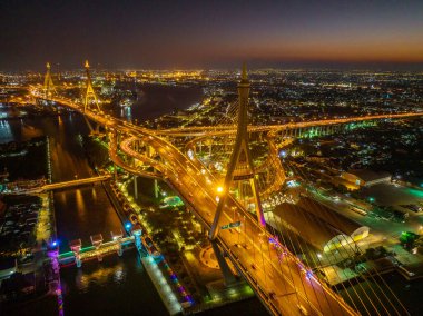 Endüstriyel Çevre Yolu Köprüsü olarak da bilinen Bhumibol Köprüsü, Güney Bangkok 'u Samut Prakan Eyaletine bağlayan 13 km uzunluğundaki Sanayi Çevre Yolu' nun bir parçasıdır.