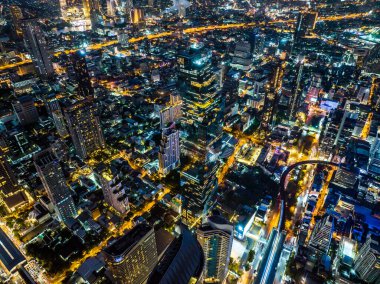 Sathorn 'daki yaya hava yürüyüşü Chong Nonsi Köprüsü, iş bölgesi, Bangkok, Tayland