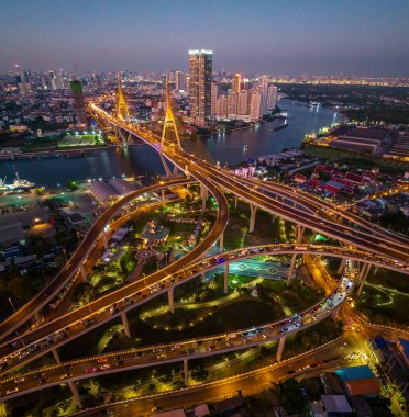 Endüstriyel Çevre Yolu Köprüsü olarak da bilinen Bhumibol Köprüsü, Güney Bangkok 'u Samut Prakan Eyaletine bağlayan 13 km uzunluğundaki Sanayi Çevre Yolu' nun bir parçasıdır.