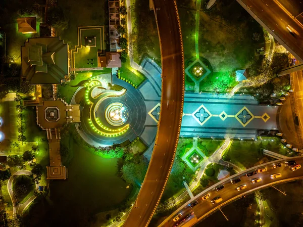 Endüstriyel Çevre Yolu Köprüsü olarak da bilinen Bhumibol Köprüsü, Güney Bangkok 'u Samut Prakan Eyaletine bağlayan 13 km uzunluğundaki Sanayi Çevre Yolu' nun bir parçasıdır.