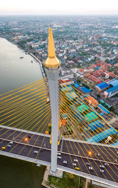 Endüstriyel Çevre Yolu Köprüsü olarak da bilinen Bhumibol Köprüsü, Güney Bangkok 'u Samut Prakan Eyaletine bağlayan 13 km uzunluğundaki Sanayi Çevre Yolu' nun bir parçasıdır.