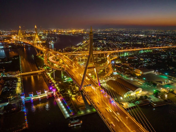 Endüstriyel Çevre Yolu Köprüsü olarak da bilinen Bhumibol Köprüsü, Güney Bangkok 'u Samut Prakan Eyaletine bağlayan 13 km uzunluğundaki Sanayi Çevre Yolu' nun bir parçasıdır.