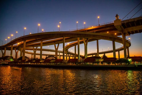 普密蓬桥 Bhumibol Bridge 也被称为工业环桥 Industrial Ring Road Bridge 是连接曼谷南部和萨穆特普拉坎省的13公里长的工业环路的一部分 — 图库照片