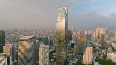 King Power Mahanakhon (eski adıyla MahaNakhon) Tayland 'ın başkenti Bangkok' taki Silom Sathorn 'da yer alan bir gökdelendir.