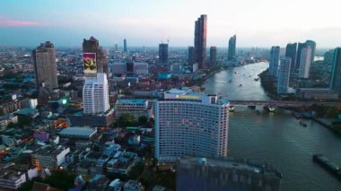 Saphan Taksin İstasyonu, Bangkok, Tayland 'da bulunan Bangkok ve Bang Rak ilçelerindeki Silom Line' da yer alan bir BTS hava tren istasyonudur. İstasyon, Taksin Köprüsü 'nün giriş rampasında, Sathon Yolu' nun altında,