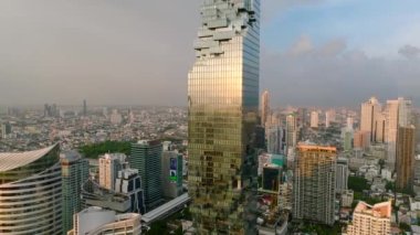 King Power Mahanakhon (eski adıyla MahaNakhon) Tayland 'ın başkenti Bangkok' taki Silom Sathorn 'da yer alan bir gökdelendir.