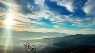Gün doğumunda Mae Chaem, Doi Inthanon Ulusal Parkı, Chiang Mai, Tayland, Güney Doğu Asya 'da sis varken Ban Bon Na Viewpoint