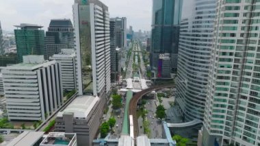 Sathorn 'daki yaya hava yürüyüşü Chong Nonsi Köprüsü, iş bölgesi, Bangkok, Tayland