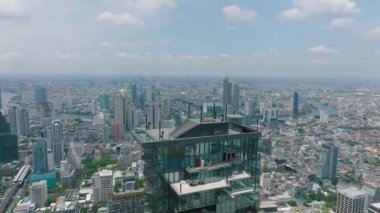 King Power Mahanakhon (eski adıyla MahaNakhon) Tayland 'ın başkenti Bangkok' taki Silom Sathorn 'da yer alan bir gökdelendir.