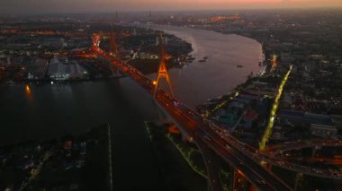 Endüstriyel Çevre Yolu Köprüsü olarak da bilinen Bhumibol Köprüsü, Güney Bangkok 'u Samut Prakan Eyaletine bağlayan 13 km uzunluğundaki Sanayi Çevre Yolu' nun bir parçasıdır.