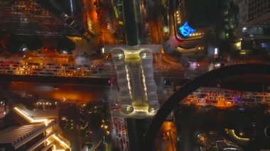 Sathorn 'daki yaya hava yürüyüşü Chong Nonsi Köprüsü, iş bölgesi, Bangkok, Tayland